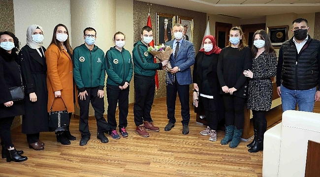 Büyükakın, E-KPSS'de dereceye giren öğrencileri ağırladı