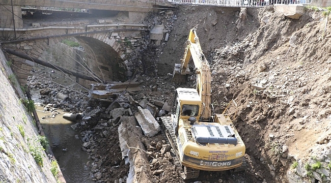 Büyükşehir Belediyesi, Tabakhane Deresi'ndeki çöken duvarın yapımına başlandı