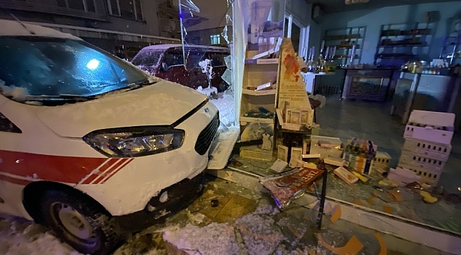 Buz pistine dönen caddede kayan hafif ticari araç, kolonya dükkanına girdi