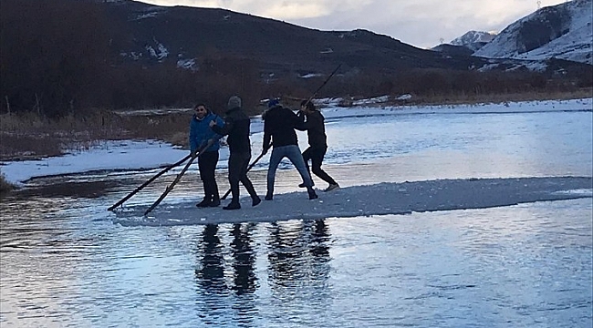 Buzu sal yapıp Çoruh'ta gezintiye çıktılar