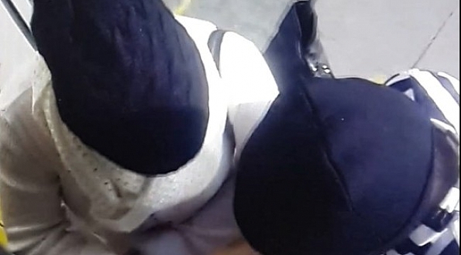 Çaldıkları banka kartıyla para çekince yakayı ele verdiler
