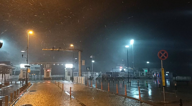Çanakkale Boğazı yoğun kar yağışı nedeniyle gemi geçişlerine kapatıldı