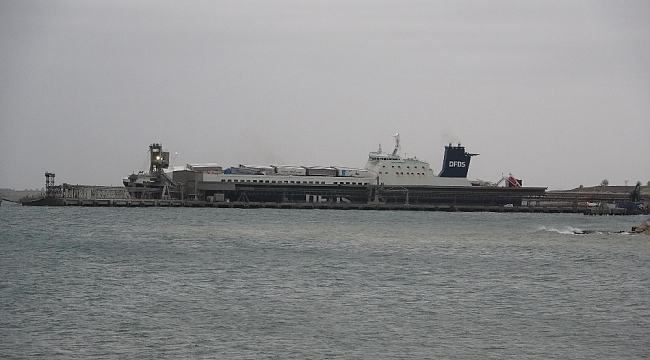 Çanakkale'de yanan Ro-Ro gemisi limana yanaştırıldı
