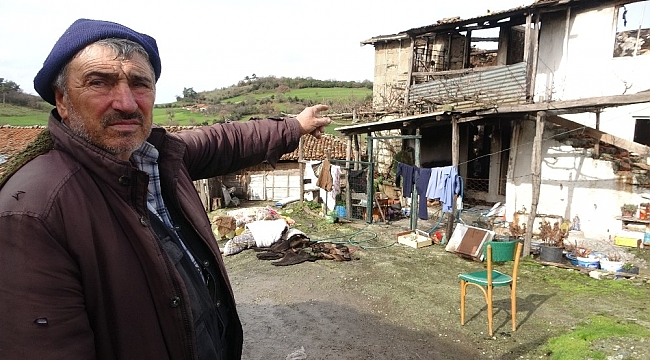 Çanakkale'de yıldırım düşen ev küle döndü, kadınlar gözyaşlarını tutamadı