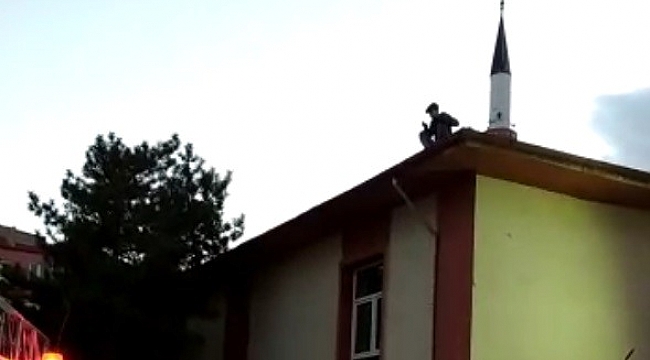 Çatıda mahsur kalan gencin imdadına itfaiye yetişti