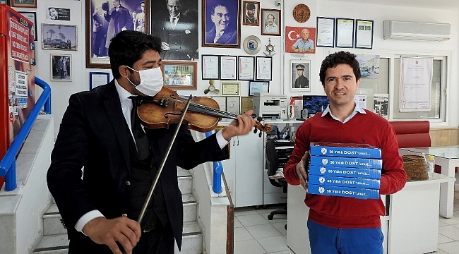 Çeşmeli esnaftan Sevgililer Günü'nde keman eşliğinde paket servisi