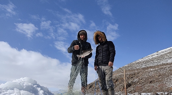 Çıldır Gölü'nde 'Eskimo' usulü balık avı