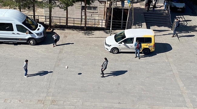 Çınar Kaymakamı Sinem Büyüknalçacı çocuklarla futbol oynadı