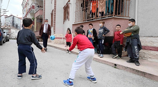 Çocuklar sokak futbolu taktiklerini Başkan Büyükakın'dan öğrendi