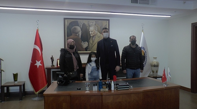 Çöken binadan kurtarılan 7 yaşındaki Azra, Başkan Gökhan Yüksel'i ziyaret etti