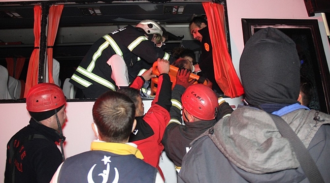 D100'de halk otobüsü tıra çarptı: 6 yaralı