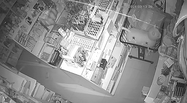 Deprem anı güvenlik kamerasına yansıdı