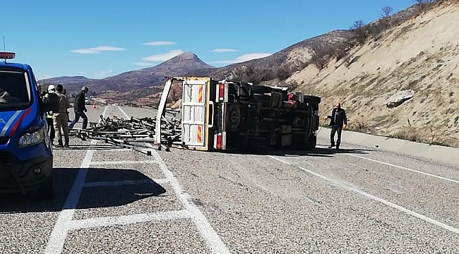 Devrilen kamyon Adıyaman-Gölbaşı yolunu trafiğe kapattı