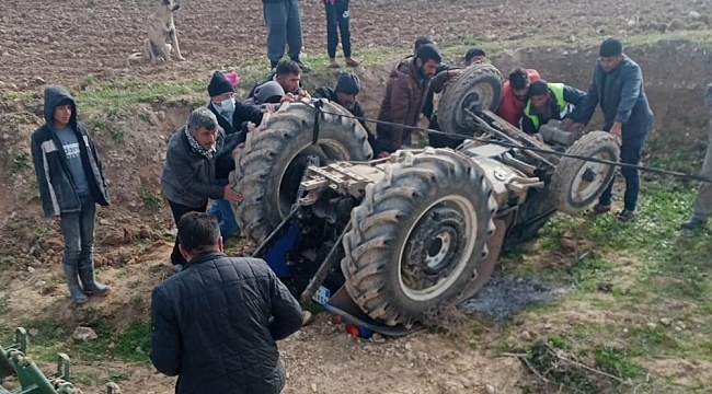Devrilen traktörün altında kalmaktan son anda kurtuldu