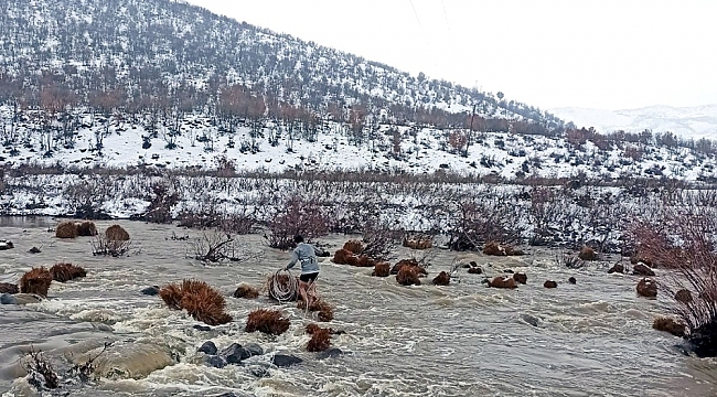 Diyarbakır'da fırtınanın bir gecede yıktığı elektrik şebekesi onarıldı