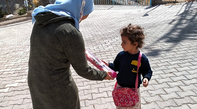 Doku nakli olan Leyla köy köy gezip çocuklara oyuncak dağıtıyor