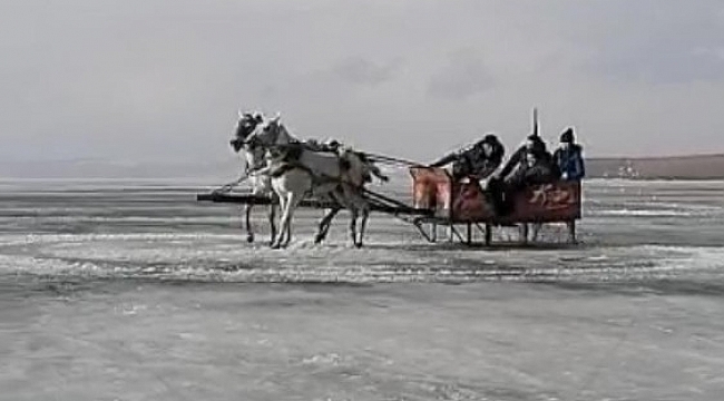 Donan Çıldır Gölü üzerinde atlı kızakla drift yaptı