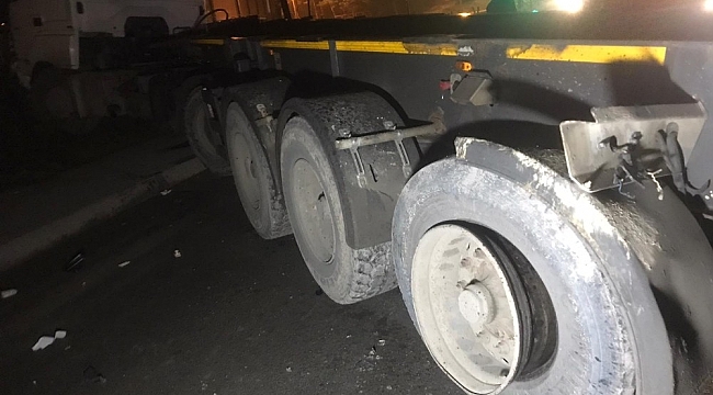 Dorsesi üst geçide çarpan hafriyat kamyonu karşı şeritten gelen araca çarptı: 2 yaralı