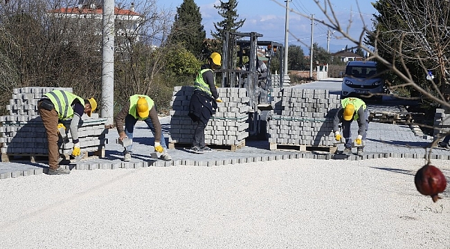 Döşemealtı Belediyesinden Yeşilbayır'a parke ve yol çalışması