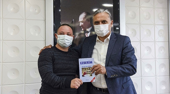 Down sendromlu yazar kitabını Uysal için imzaladı