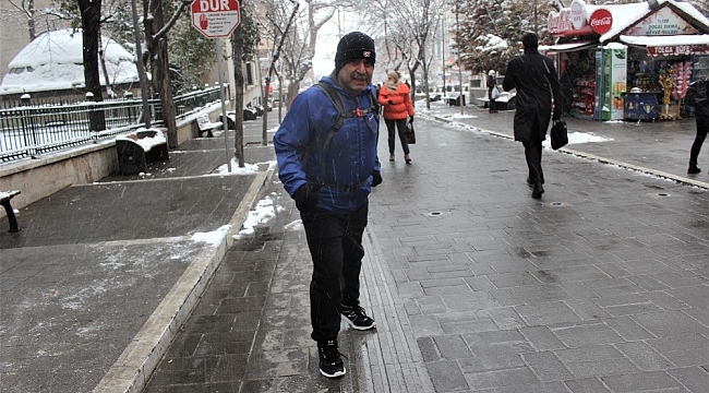 Dükkanı kapatıp 17 kilometre koşarak evine gidiyor