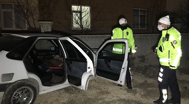 Duvara çarpan otomobilin sürücüsü hayatını kaybetti