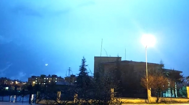 Edirne'de şimşekler geceyi aydınlattı
