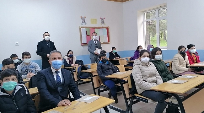Eğirdir'de öğrencilere 'Yorum Defteri' dağıtıldı