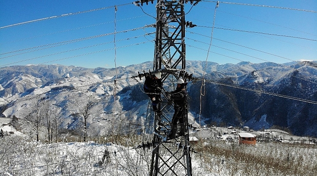 Elektrik arıza ekiplerinin zorlu mücadelesi