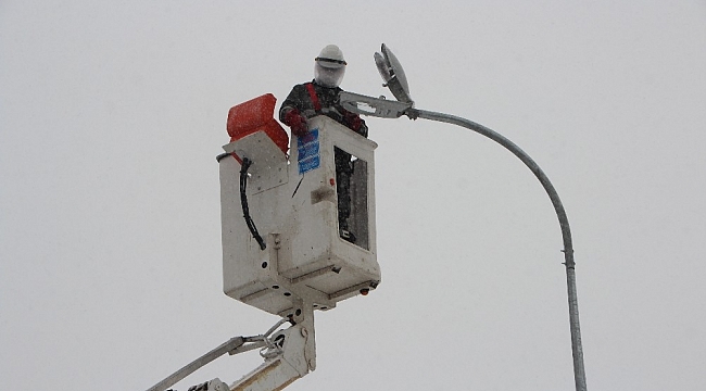 Elektrik arıza ekiplerinin zorlu mücadelesi