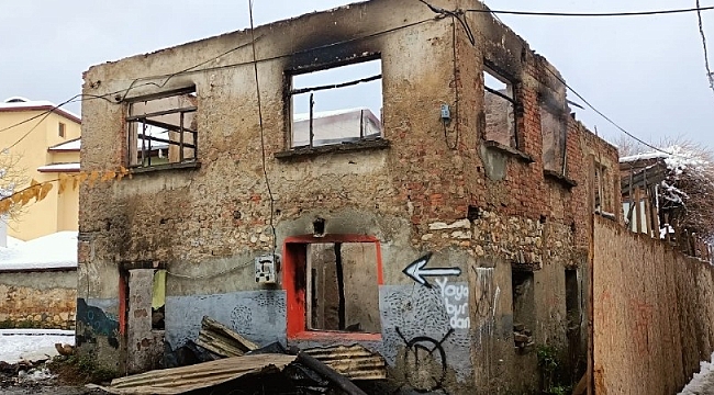 Elektrikli sobadan çıkan yangında piknik tüpleri patladı, ev küle döndü