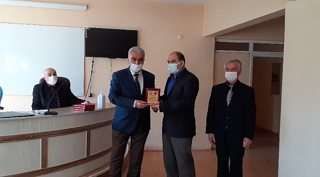 Emekli imamlara teşekkür plaket