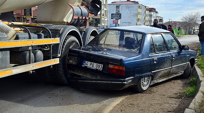Engelli aracından kaçan otomobil beton mikseri ile çarpıştı: 1 yaralı
