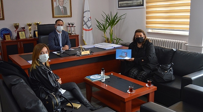 Erdek'te 55 öğrenciye klavyeli tablet dağıtıldı