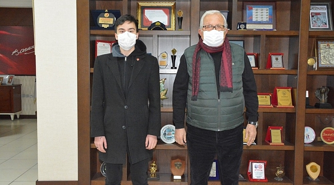 Ereğlili genç ilk kitabını Başkan Posbıyık'a hediye etti