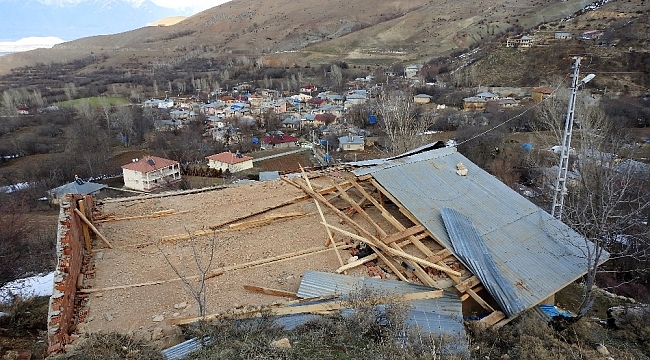 Erzincan'da fırtına bir evin çatısını uçurdu