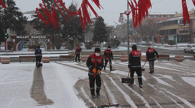 Erzincan'da kar ve tipi etkili oluyor, 359 köy yolu ulaşıma kapandı
