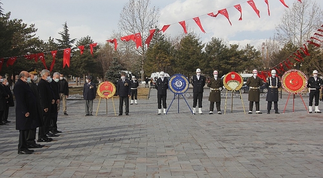 Erzincan'ın düşman işgalinden kurtuluşunun 103'ncü yıl dönümünü münasebetiyle Atatürk anıtına çelenk sunuldu