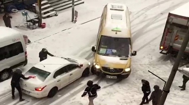 Esenyurt'ta karda kayan aracın minibüse çarptığı anlar kameralara yansıdı