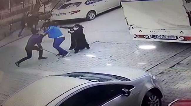 Esenyurt'ta sopalı yol verme kavgası kamerada