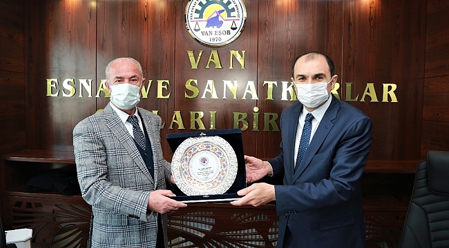 Esnaf ve sanatkarlardan Başkan Akman'a teşekkür plaketi