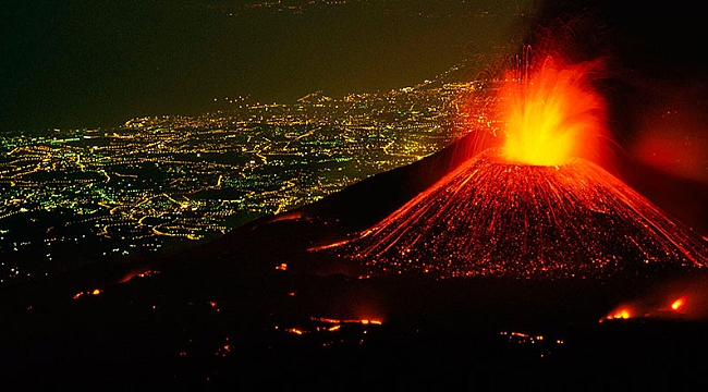 Etna Yanardağı 1 km. yükseklikte lav püskürtüyor!