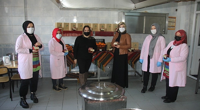 Ev hanımlarının ürettiği mandalina reçelleri sofraları süslüyor