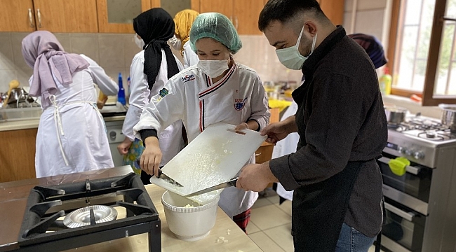 Evde annesinin yaptığı yemekleri merak etti, aşçılık kursuna başladı
