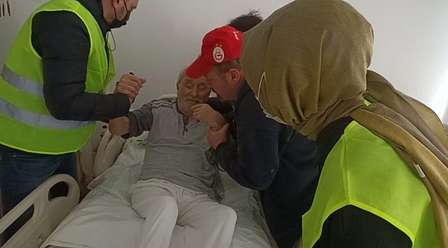 Evinde tedavi gören hastanın yardımına vefa ekipleri koştu