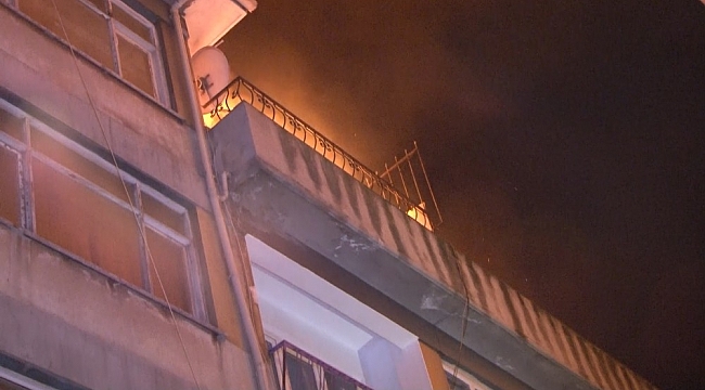 Fatih'te bir binanın çatısında yangın çıktı, bitişiğinde bulunan otel tahliye edildi