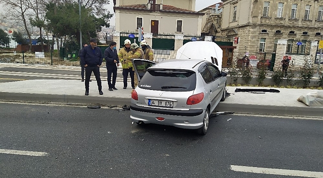 Fatih'te otomobilin yoldan çıkma anı kamerada