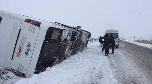 Fatsa Belediyespor kafilesini taşıyan otobüs Kırıkkale yakınlarında devrildi