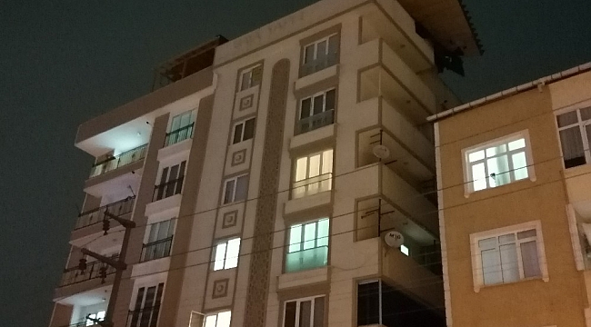 Fırtınanın uçurduğu çatı, başka bir binanın üzerinde saatlerce asılı kaldı