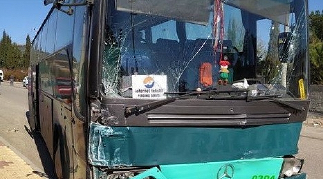 Freni boşalan otobüs seyir halindeki kamyonete çarptı: 1 yaralı